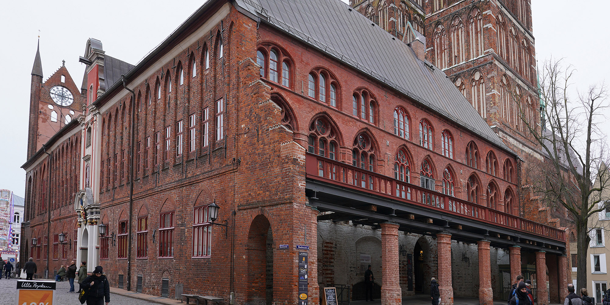 Altes Rathaus in Stralsund mit Nikolaikirche