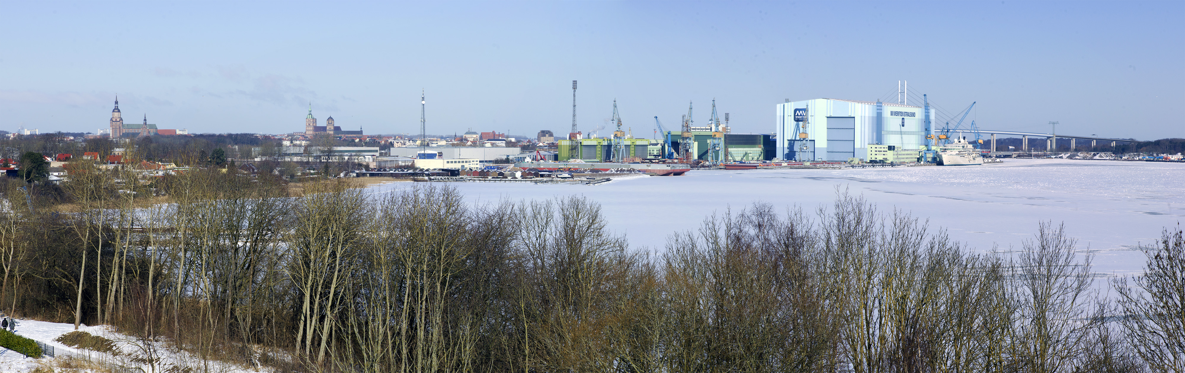 Stralsund: Winterpanorama Werft und Südhafen