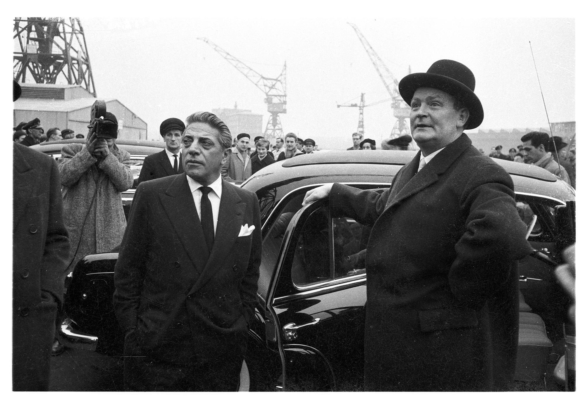 Stapellauf im Werk Gaarden der Howaldtswerke. Begrüßung von Reeder Aristoteles Onassis (links) durch Werftdirektor Adolf Westphal (rechts).